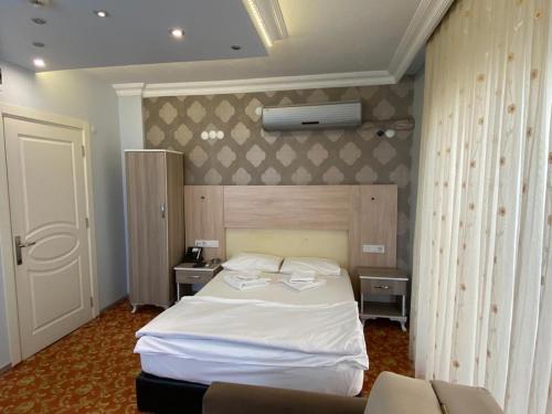Ένα ή περισσότερα κρεβάτια σε δωμάτιο στο Sakran Hotel