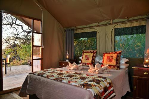 ein Schlafzimmer mit einem Bett in einem Zelt in der Unterkunft Muchenje self-catering Tents in Chobe