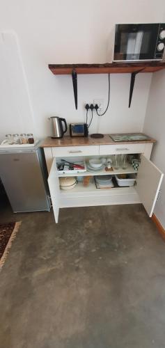 Кухня или мини-кухня в Oudeklip Guesthouse Nieuwoudtville
