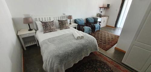 Un pat sau paturi într-o cameră la Oudeklip Guesthouse Nieuwoudtville