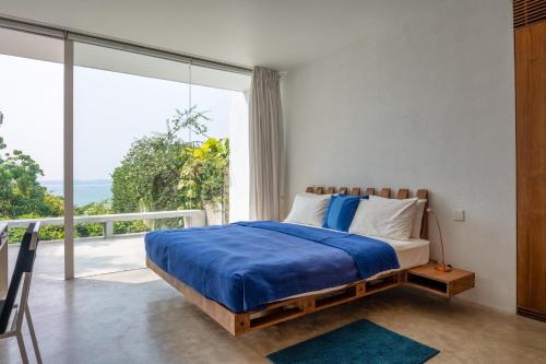 1 dormitorio con cama y ventana grande en Villa Vista by The Serendipity Collection, en Mirissa