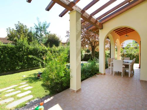 une terrasse avec une tonnelle, une table et des chaises dans l'établissement Villa Villa Gino by Interhome, à Forte dei Marmi