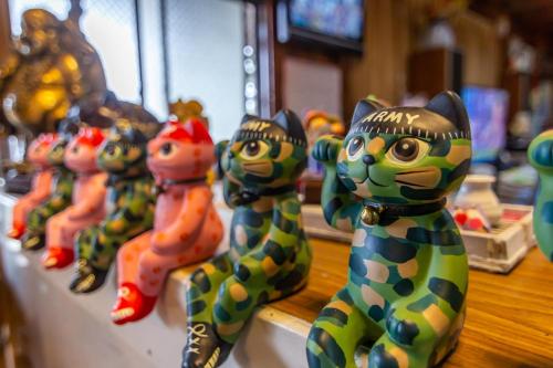 a group of toy cats sitting on a table at Alishan Sunrise B&B in Fanlu