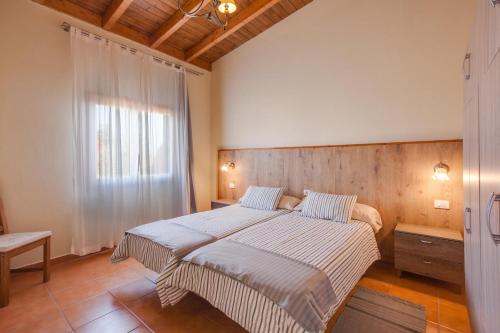 - une chambre avec 2 lits et une fenêtre dans l'établissement Casas Quemahierro, à Icod de los Vinos