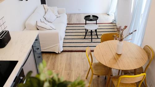un petit salon avec une table et un canapé dans l'établissement Palma rosa, à Cannes