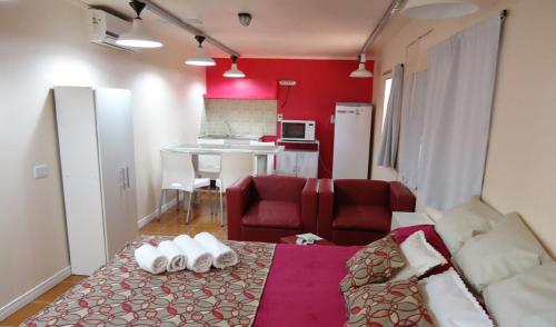 a small room with a bed and a kitchen at Estacion Potrero Cabañas y Habitaciones in Potrero de los Funes