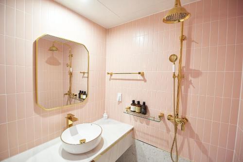 Ett badrum på Denbasta Signature Hotel