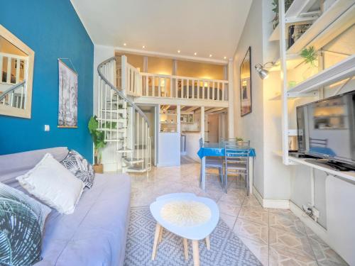 un salon avec un canapé et une table dans l'établissement Biarritz's Centre Studio, à Biarritz