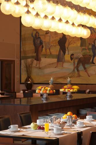 un comedor con 2 mesas con fruta en Grande Hotel De Luso, en Luso
