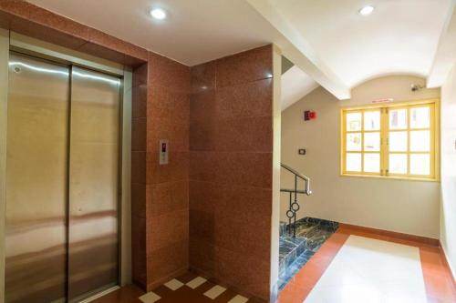 ein Bad mit einer Dusche und einer Glastür in der Unterkunft Crescent Park in Chennai