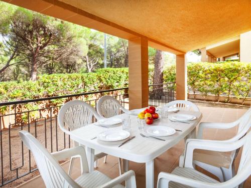 einen weißen Tisch und Stühle auf dem Balkon in der Unterkunft Holiday Home Torre Mora-4 by Interhome in Pals