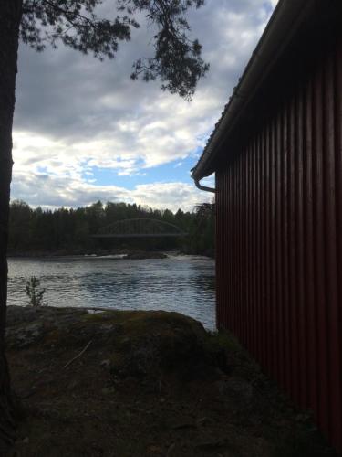 ラルヴィクにあるNye hytta,Holmfoss/Kveldeの建物の横からの川の眺め