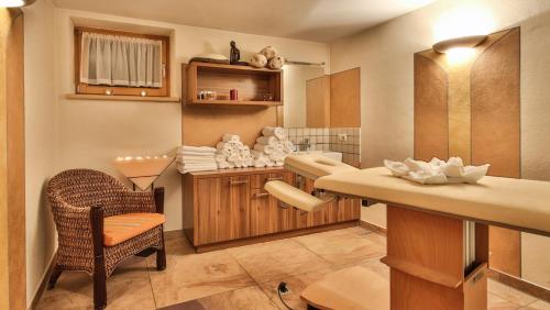 łazienka z umywalką i krzesłem w pokoju w obiekcie Noldis Hotel w mieście Serfaus