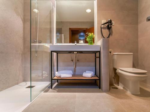 a bathroom with a shower and a toilet at Hotel Plaza Las Matas in Las Rozas de Madrid