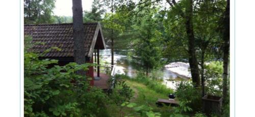 - une vue sur une maison et une rivière avec de l'eau dans l'établissement Nye hytta,Holmfoss/Kvelde, à Larvik