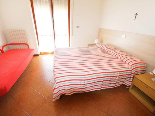 1 cama con manta a rayas en una habitación en Apartment Magnolia by Interhome, en Porto dʼAscoli
