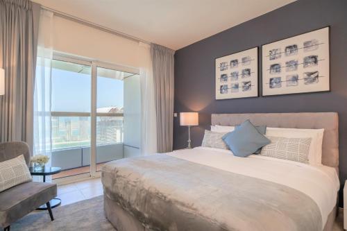 1 dormitorio con cama grande y ventana grande en HiGuests - Stylish Apt with Incredible Views on Dubai Marina, en Dubái