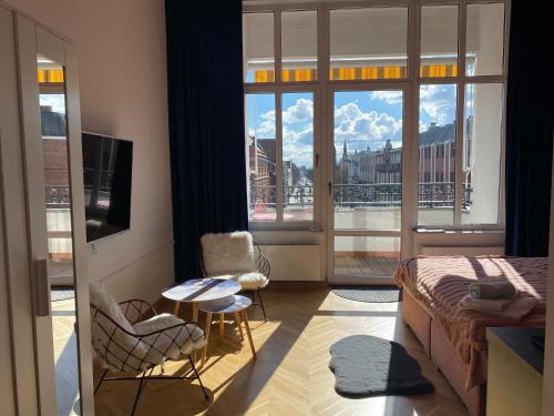una camera con letto e vista sulla città di Apartamenty Royal Point Bed & Bath a Stettino