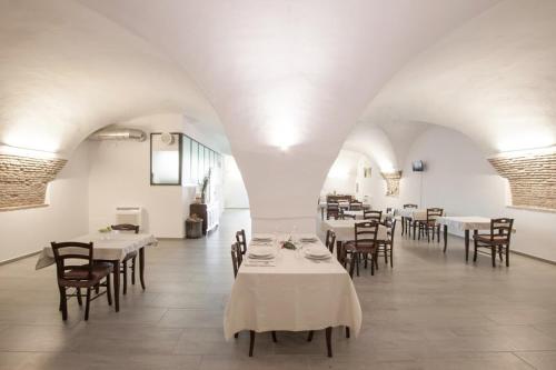 uma sala de jantar com mesas e cadeiras num edifício em Masseria Agriturismo Moschella em Posta Piana