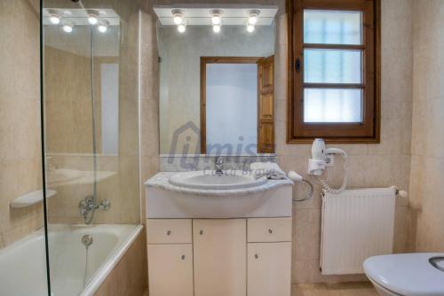 une salle de bain avec un lavabo, une douche et une baignoire dans l'établissement Villa Puig Rosell, à Calonge