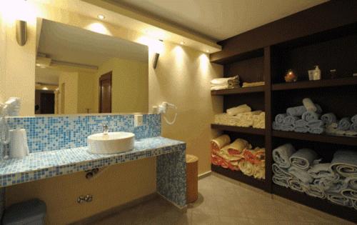 A bathroom at Panorama Spa Hotel