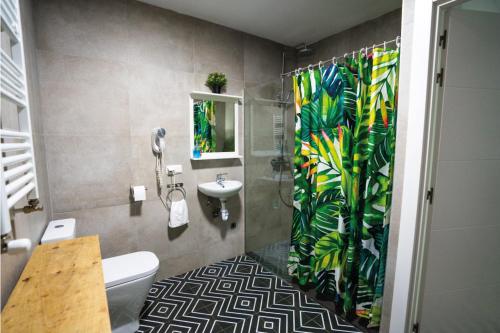 une salle de bain avec un rideau de douche et un lavabo dans l'établissement Off Beat Guesthouse - Self-check-in - Sleep Conscious, à Saint-Sébastien