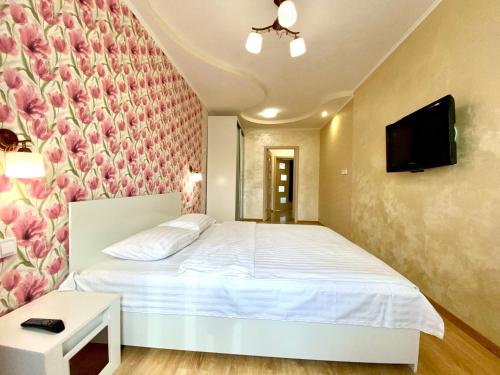 Μια τηλεόραση ή/και κέντρο ψυχαγωγίας στο ApartPoltava Вишукані апартаменти, 2-ОКРЕМІ КІМНАТИ, квартира в НОВОМУ будинку, Банківський ЧЕК