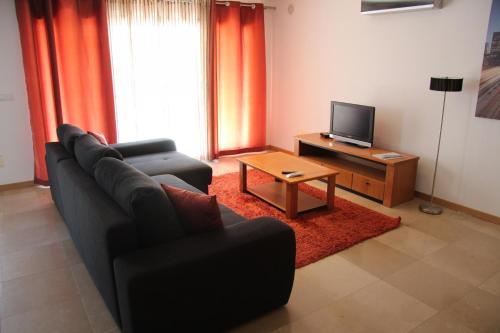 Μια τηλεόραση ή/και κέντρο ψυχαγωγίας στο Baia Residence 2 - Holiday Apartments - By SCH