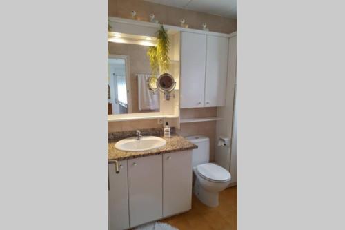 een badkamer met een wastafel en een toilet bij Casa Almadrava in Roses