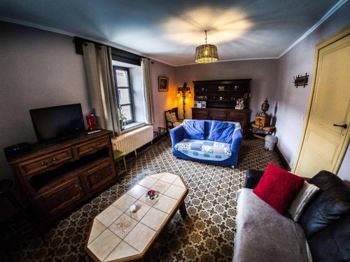a living room with a couch and a table at B&B Aux 10 Clefs in Durbuy