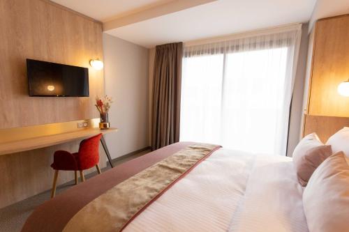 a hotel room with a bed and a window at James Vignoble Hôtel, Eguisheim in Eguisheim