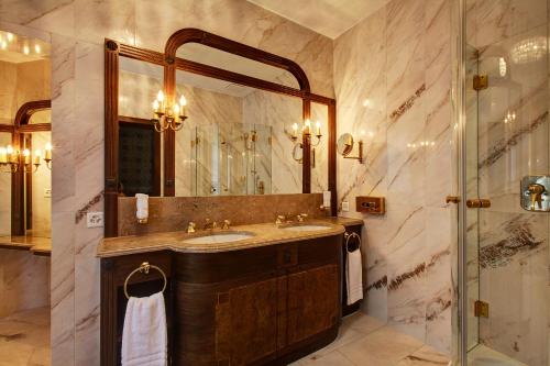 Un baño de Château Gütsch