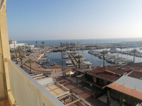 - une vue sur le port de plaisance depuis le balcon d'un bâtiment dans l'établissement Appartement avec vue superbe sur le port, à Saint-Cyprien