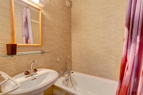 une salle de bain avec un lavabo, des toilettes et une baignoire dans l'établissement Le Calao - appartement au Val d'Arly, à Flumet