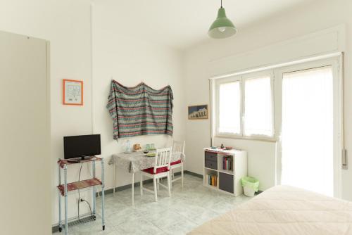 1 dormitorio con 1 cama y escritorio con ordenador en Archita Guest House, en Bari