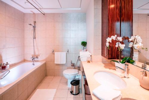 Ένα μπάνιο στο Elite Royal Apartment - Full Burj Khalifa & Fountain View - Brilliant - 2 bedrooms & 1 open bedroom without partition