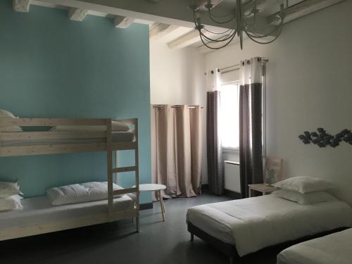 - une chambre avec 2 lits superposés et un lustre dans l'établissement Les Suites de l'Alvertonne, à Arvert