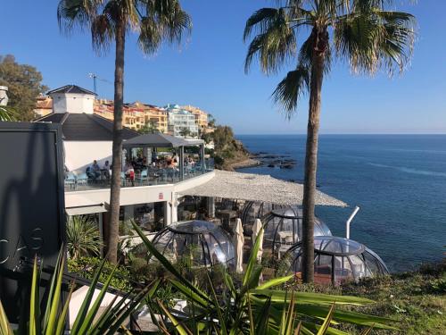 Piscina, playa, terraza y parking en Benalmádena