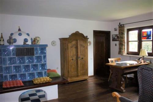 soggiorno con tavolo e mobile in legno di Ferienhaus am Chiemsee a Breitbrunn am Chiemsee