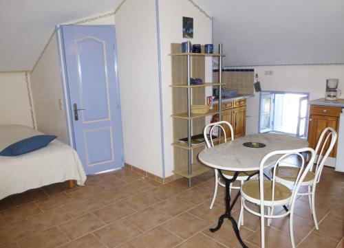ポルト・ポロにあるLes Figuiersのテーブルとキッチン付きの小さな部屋