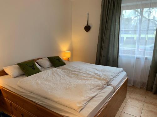 Una cama grande en un dormitorio con ventana. en Ferienwohnung Theresa, en Prien am Chiemsee