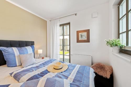 a bedroom with a bed with a hat on it at Schulstr_ 15 _Sinja_ in Zingst