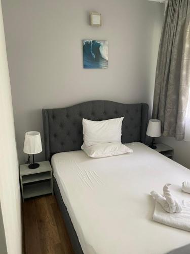 Una cama o camas en una habitación de Paradox Movila