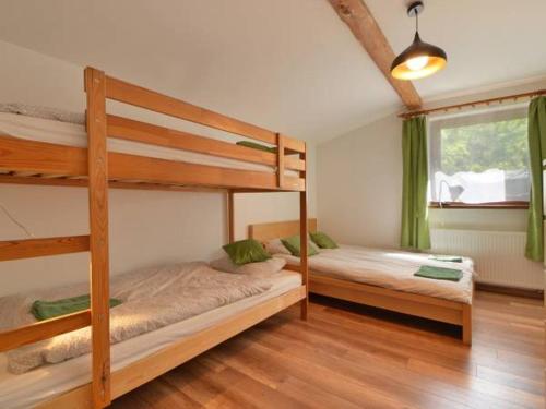Двухъярусная кровать или двухъярусные кровати в номере Ranczo Dziki Sad