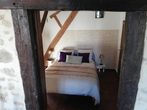 um quarto com uma cama grande num sótão em Le Monticule em Tardes