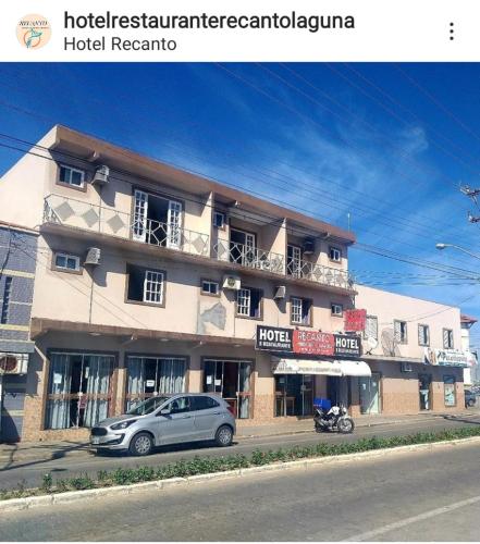 Hotel e Restaurante Recanto da Lagoa في لاغونا: فندق تقف امامه سيارة
