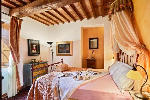 a bedroom with a bed with a canopy at Podere la Casina Country Chic in Rigomagno