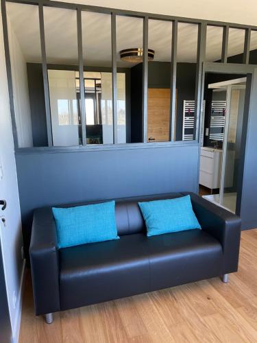 A seating area at Appartement 1 Château La Rose des Vents