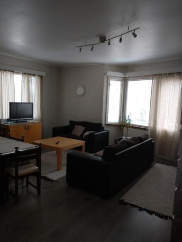 ein Wohnzimmer mit einem Sofa und einem Tisch in der Unterkunft Villa Keituri in Virrat