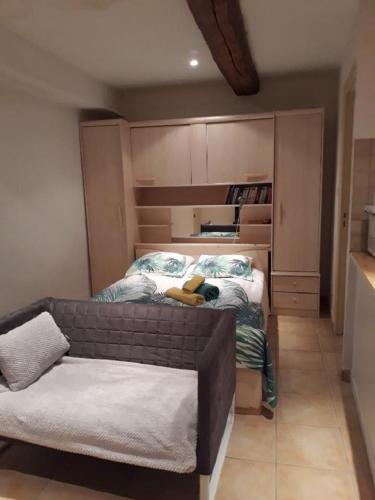una camera da letto con due letti e un divano di Les Capena 1 a Collobrières